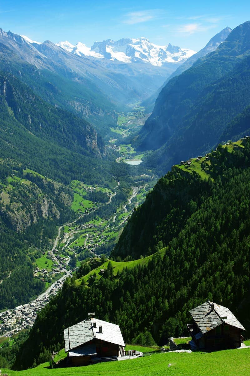 Les alpes. Chalet à la montagne. Vue sur la vallée